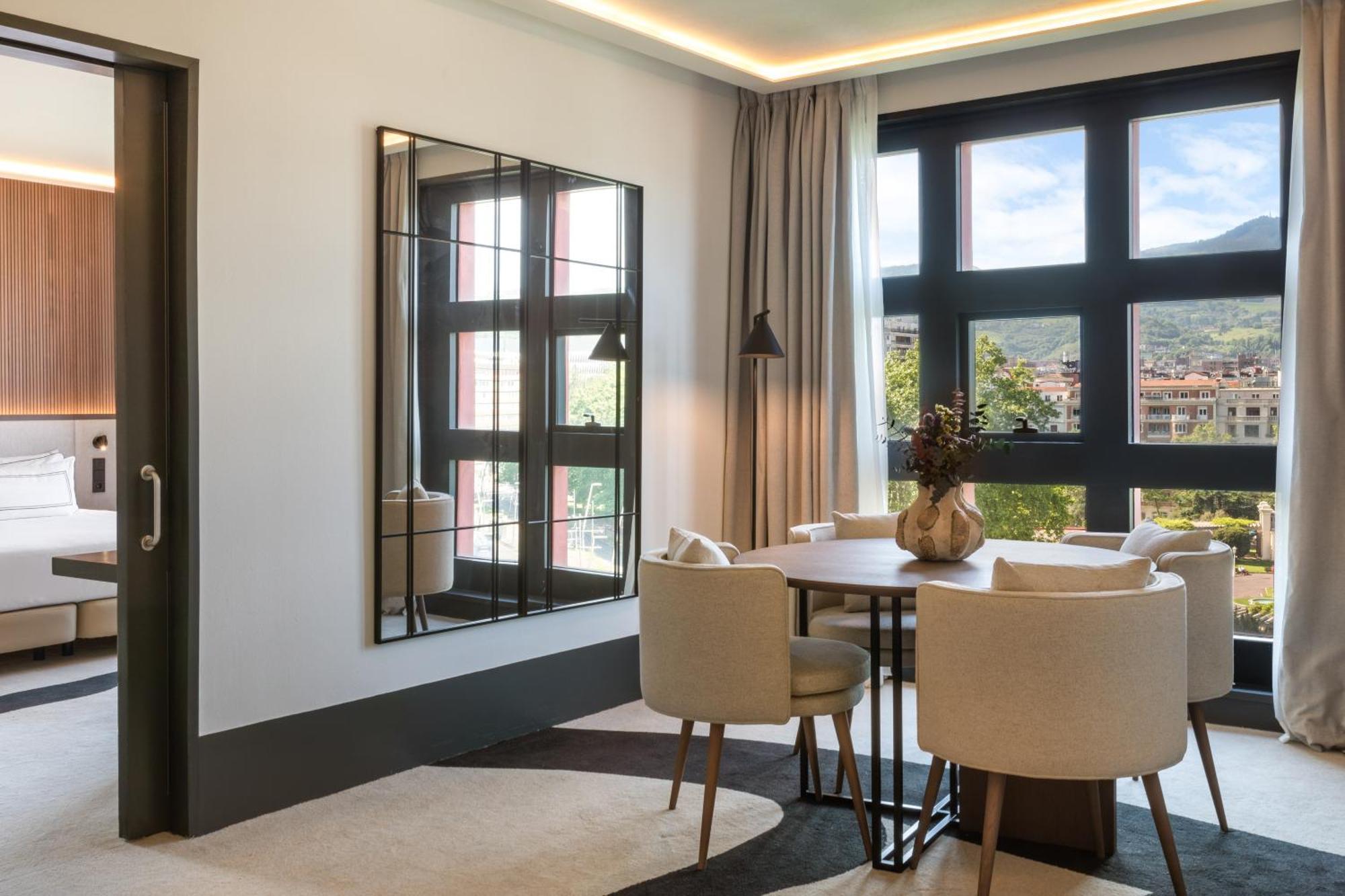 Hotel Meliá Bilbao Esterno foto A suite at the hotel
