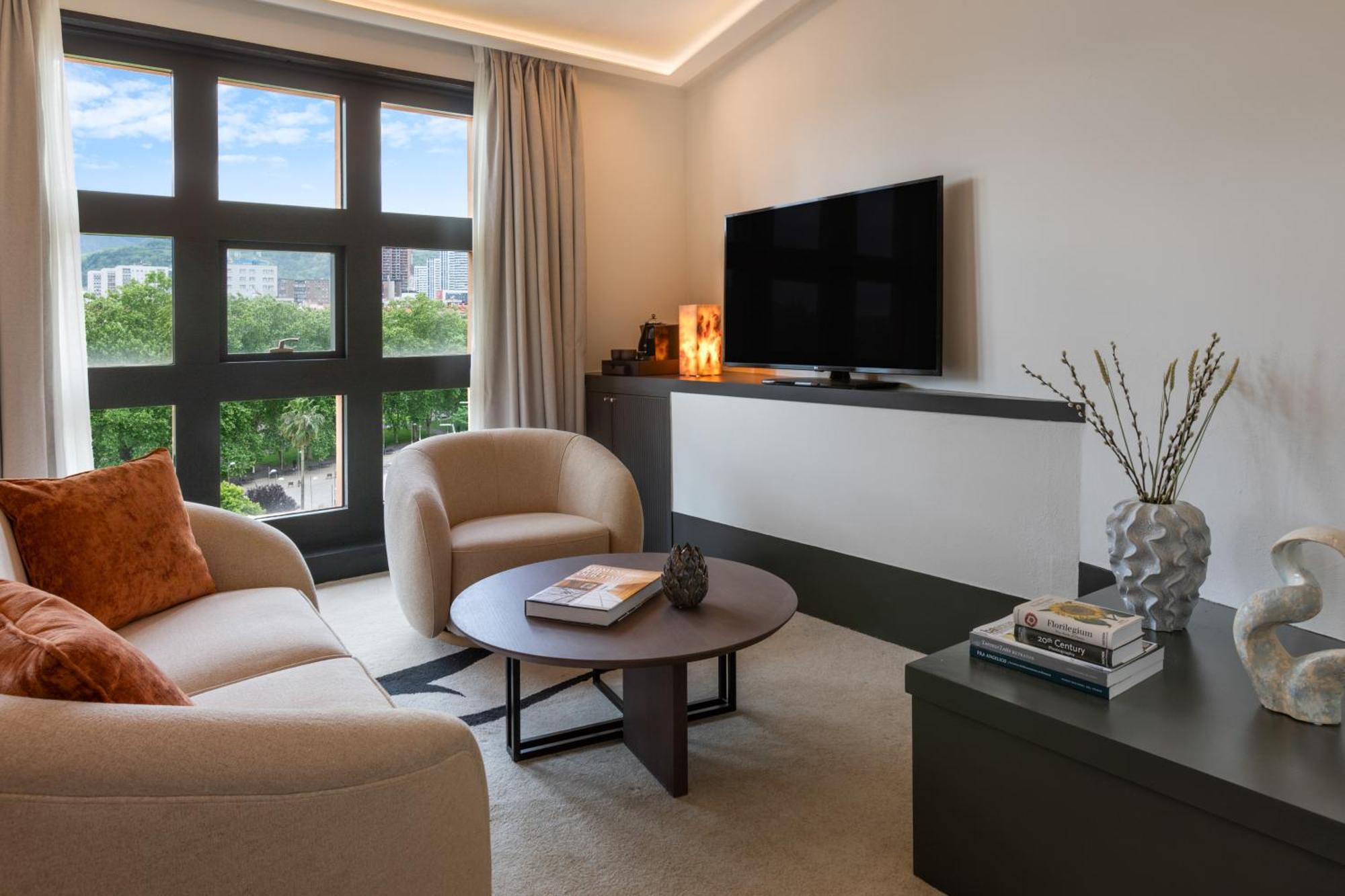 Hotel Meliá Bilbao Esterno foto A living room in a house