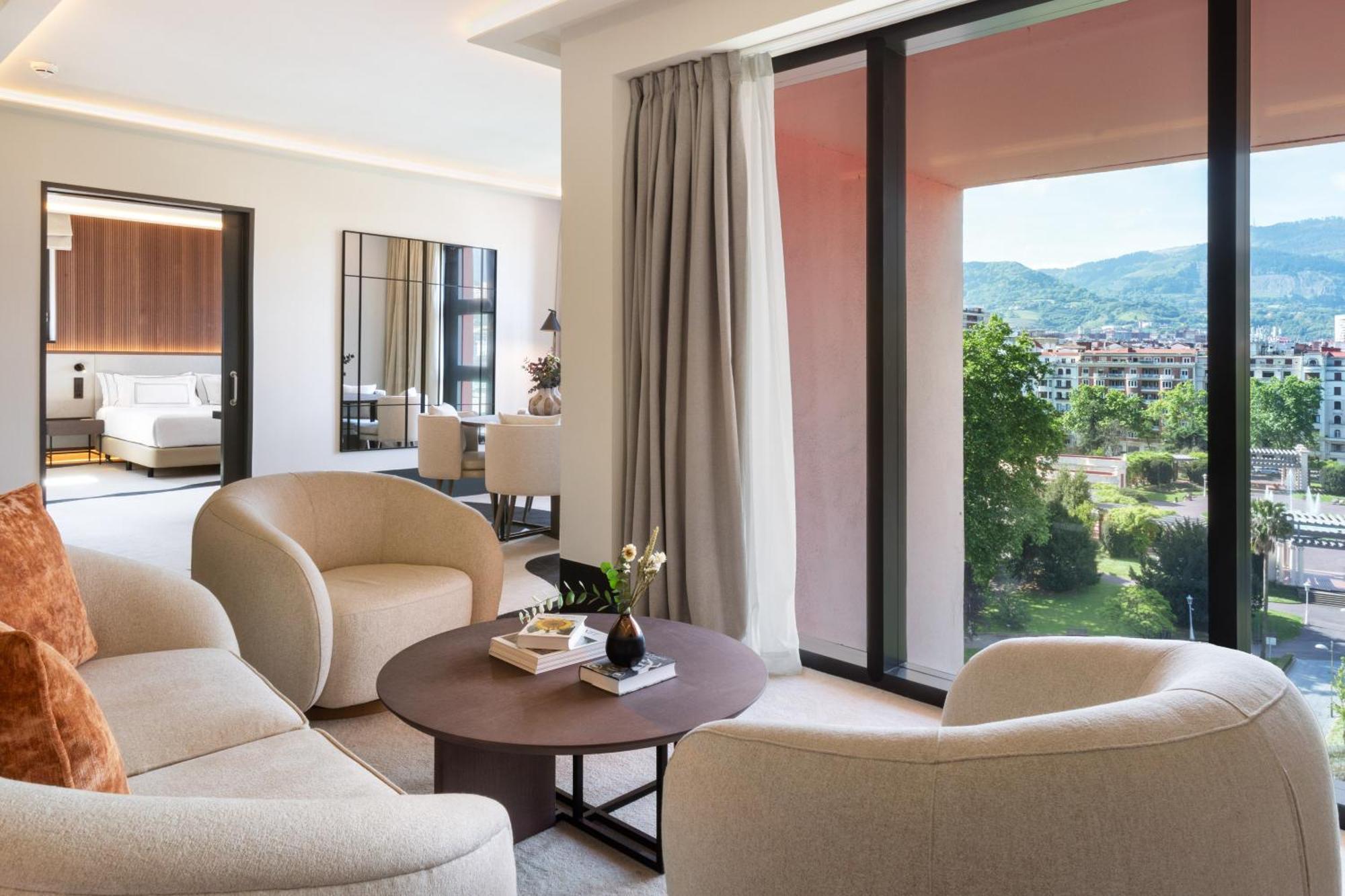 Hotel Meliá Bilbao Esterno foto A suite at the hotel