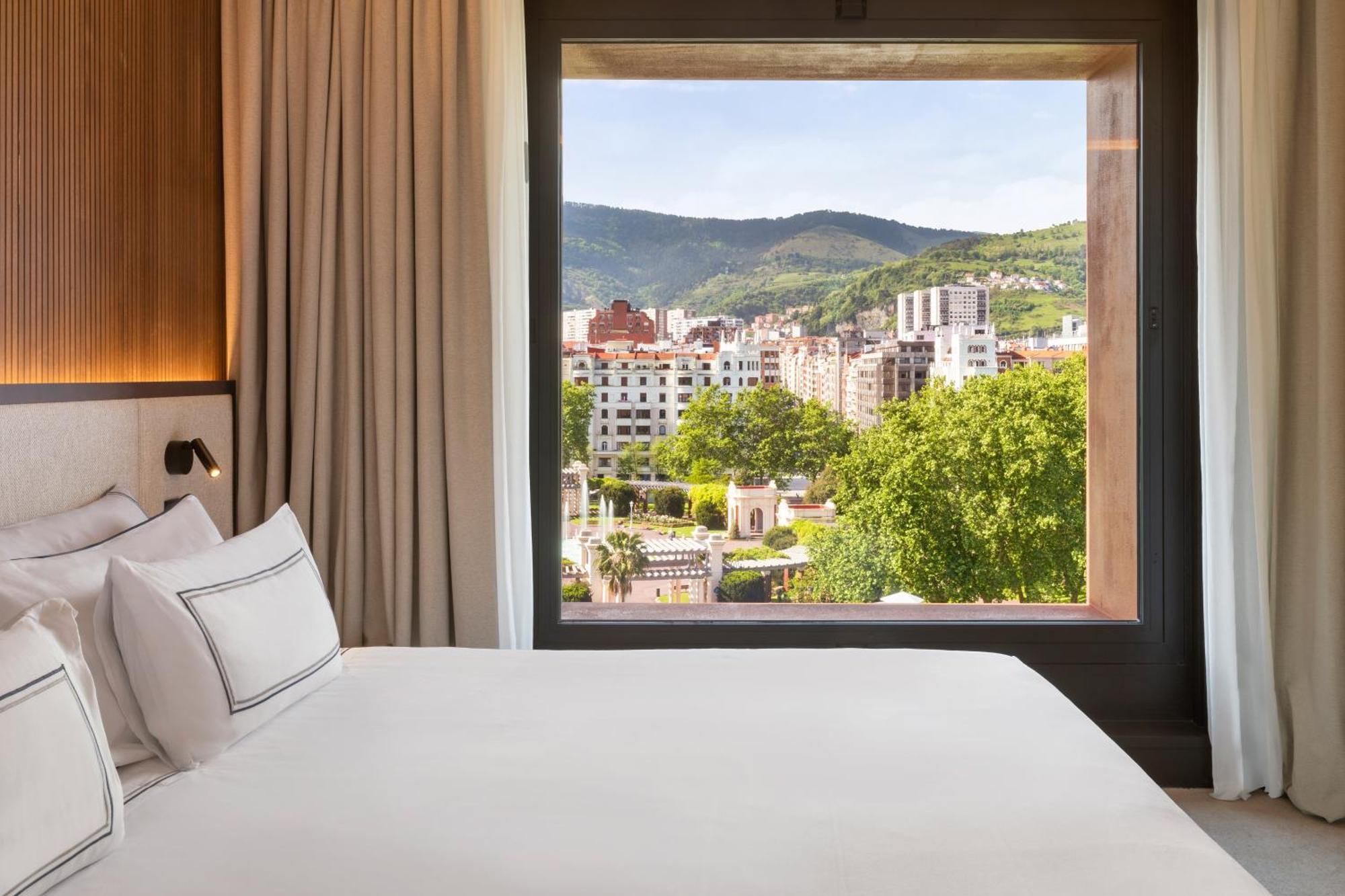 Hotel Meliá Bilbao Esterno foto Deluxe room with view