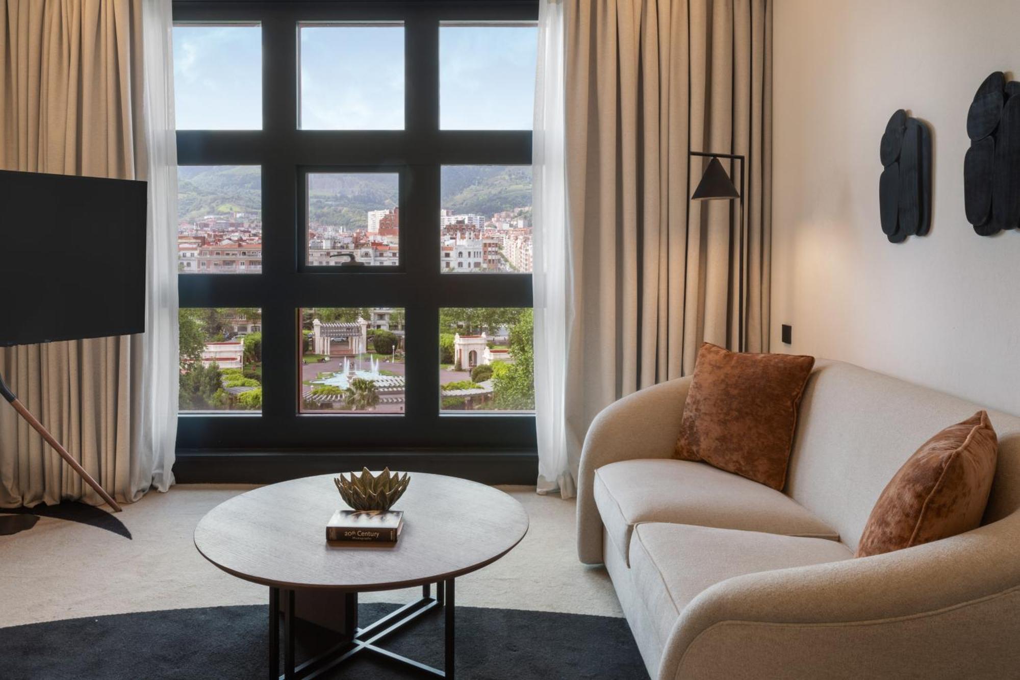 Hotel Meliá Bilbao Esterno foto A living room at the hotel