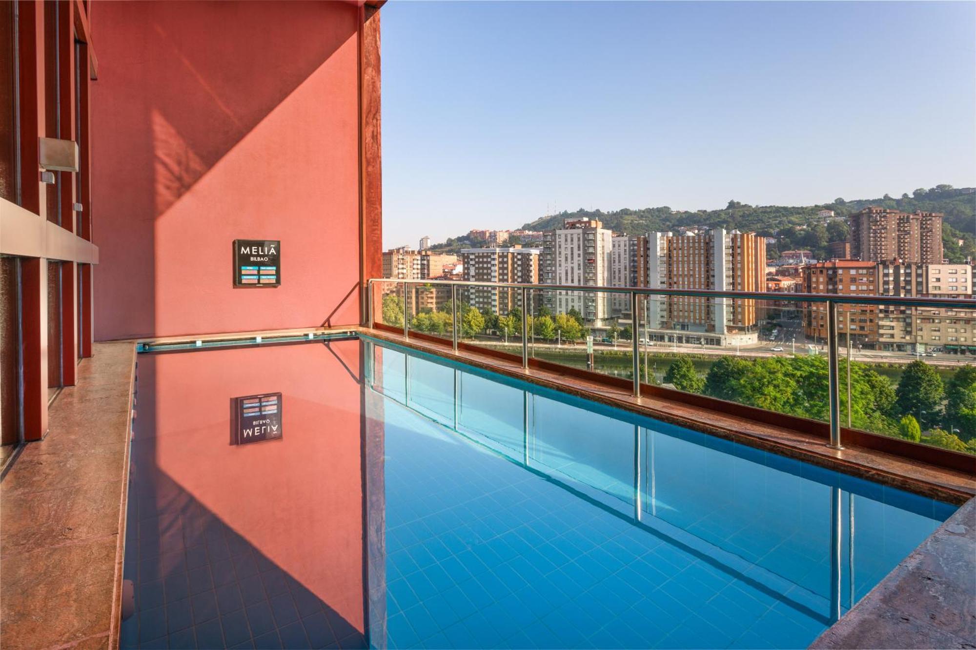 Hotel Meliá Bilbao Esterno foto The rooftop pool at the hotel