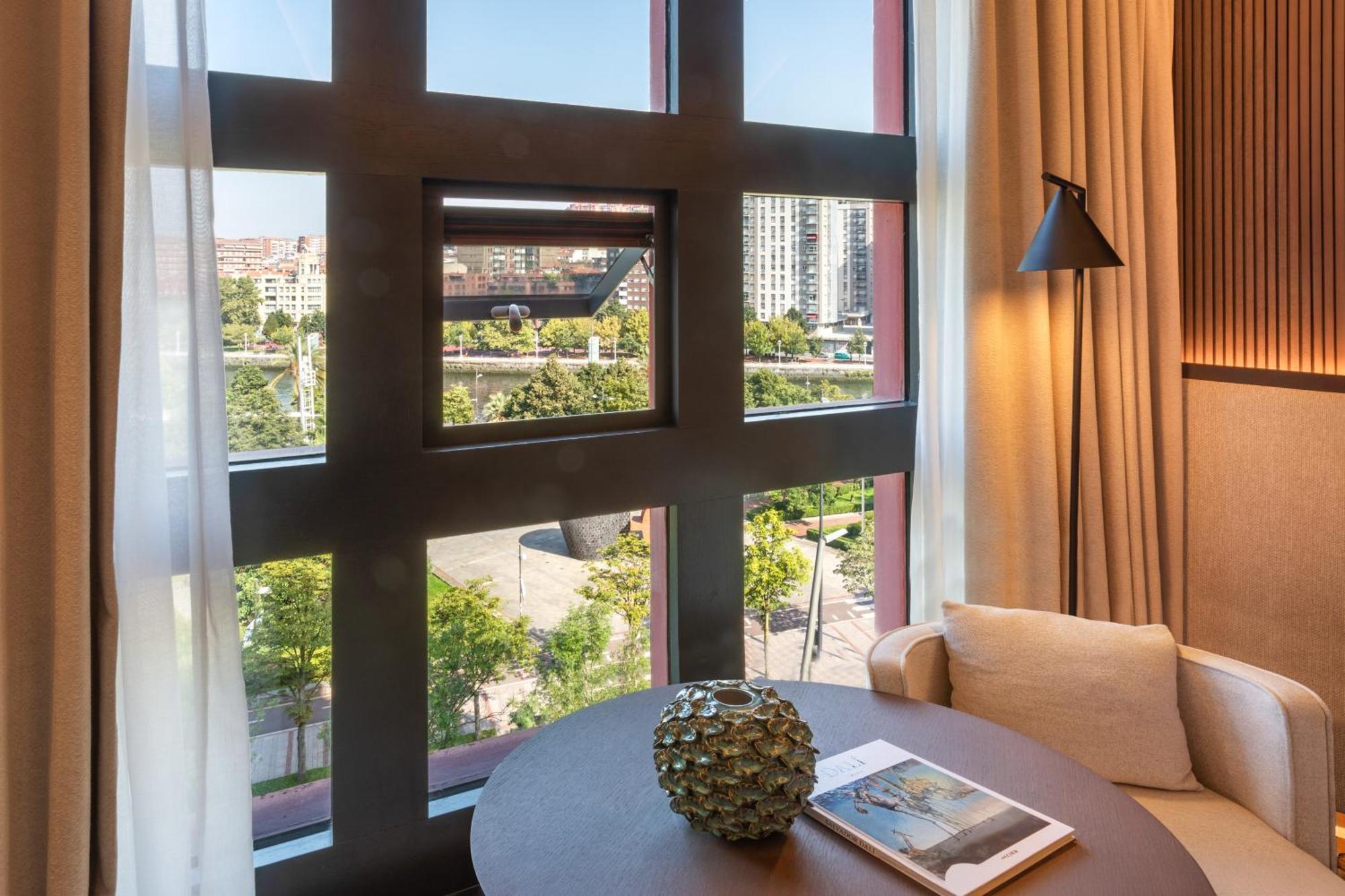 Hotel Meliá Bilbao Esterno foto A room at the hotel