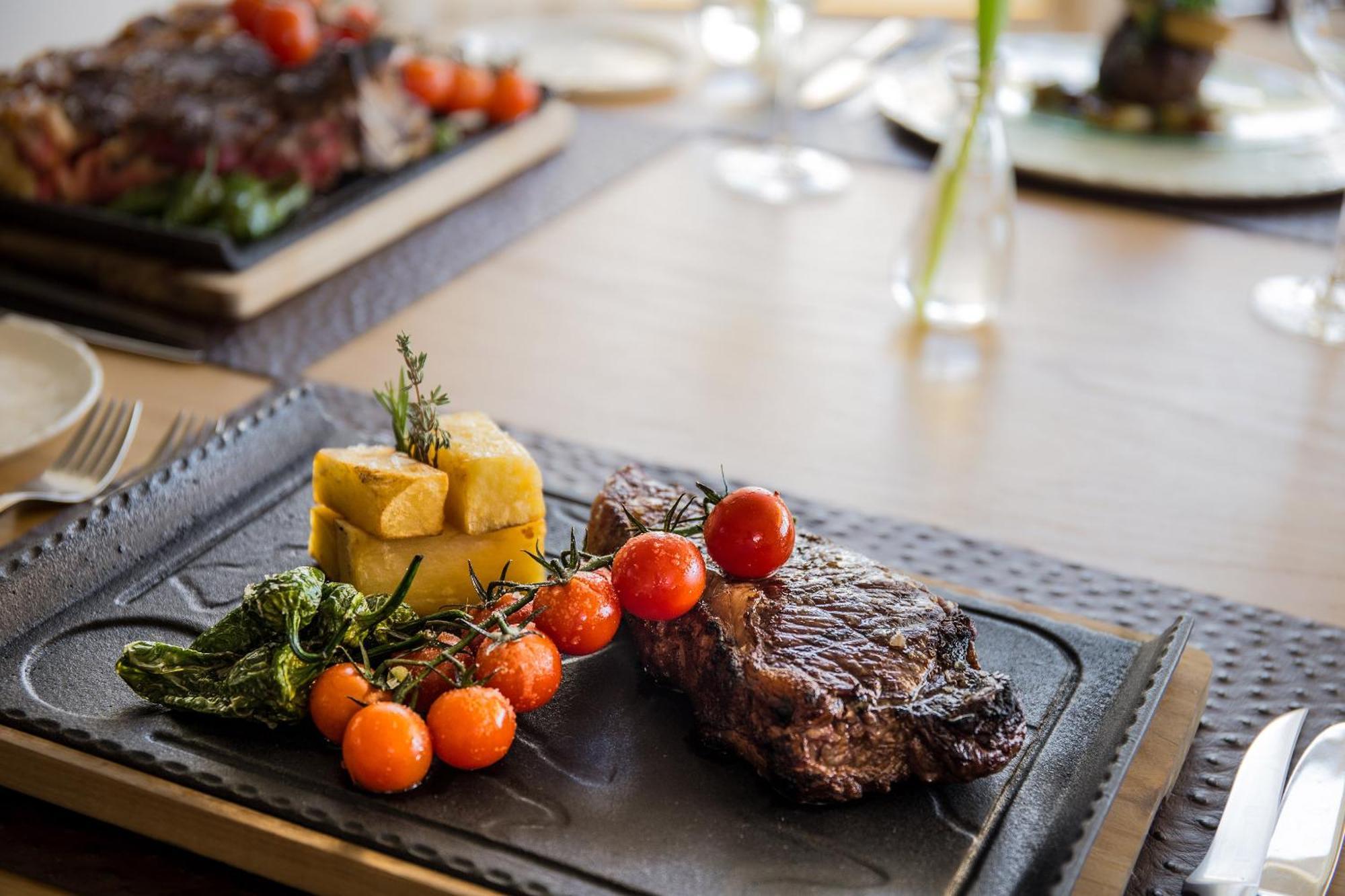 Hotel Meliá Bilbao Esterno foto A steak served with vegetables