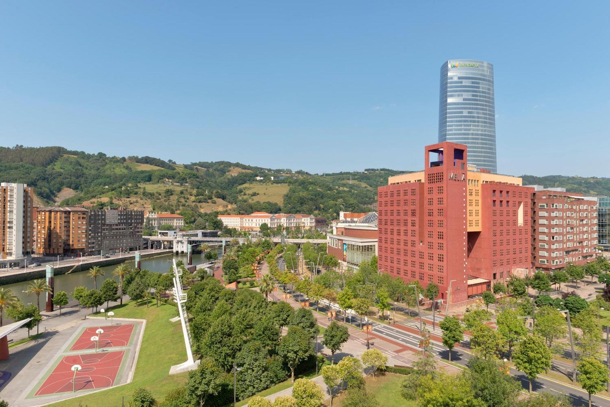Hotel Meliá Bilbao Esterno foto Overview of the city