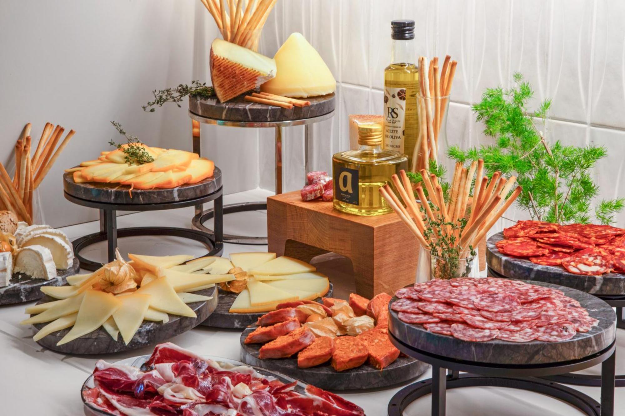 Hotel Meliá Bilbao Esterno foto A selection of Spanish tapas
