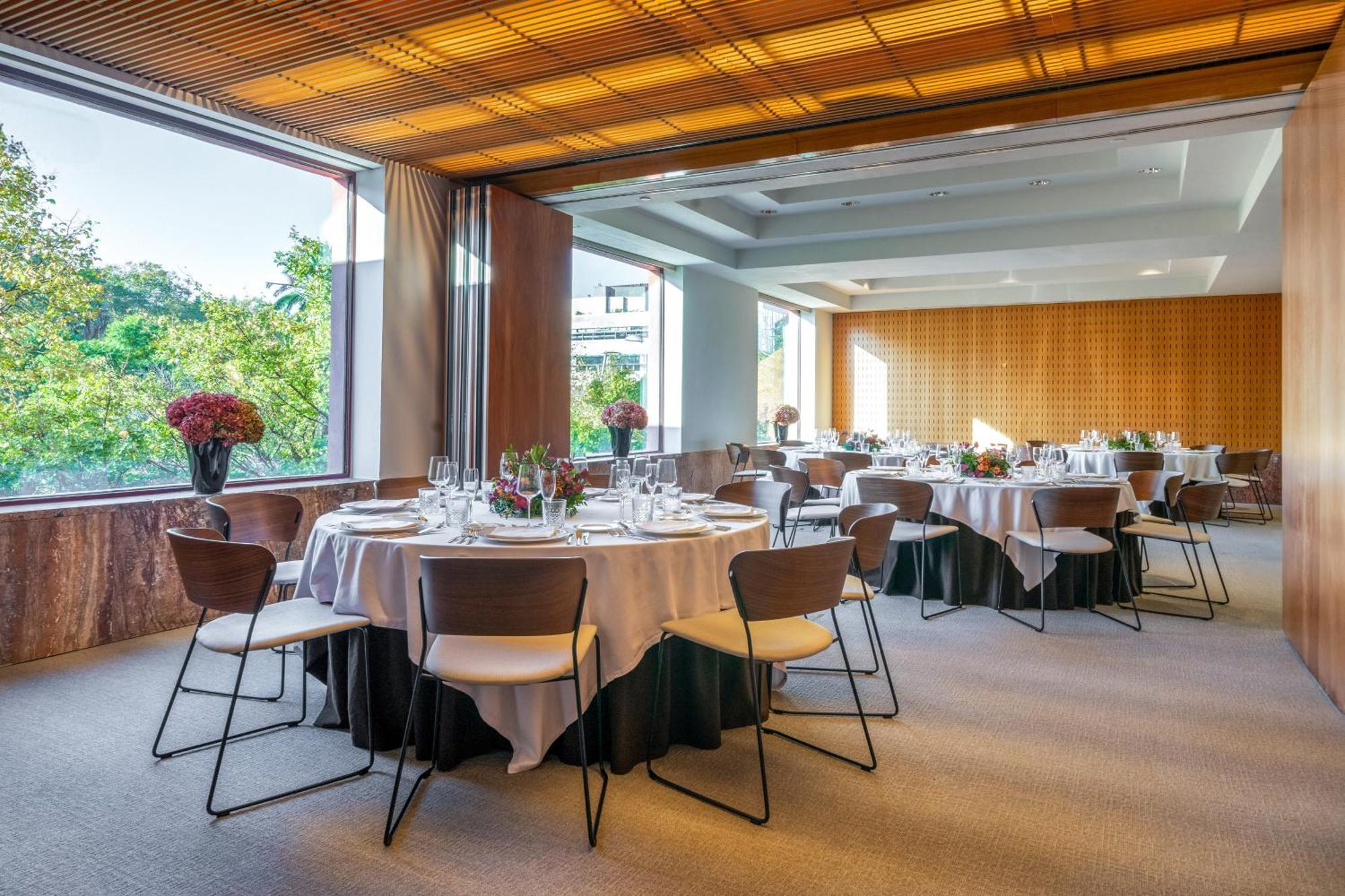 Hotel Meliá Bilbao Esterno foto The interior of the restaurant