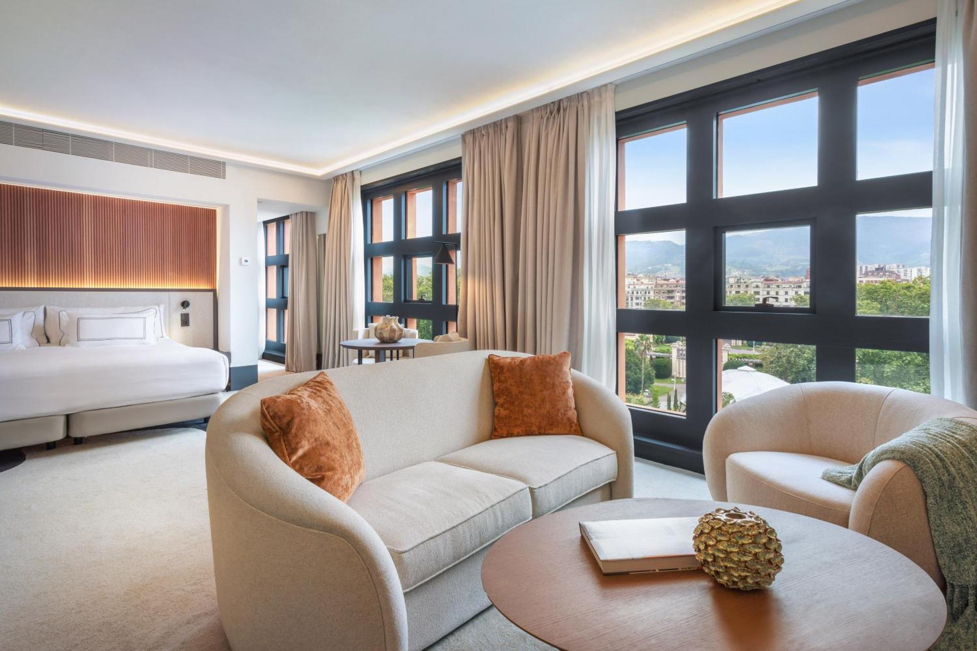 Hotel Meliá Bilbao Esterno foto A suite at the hotel