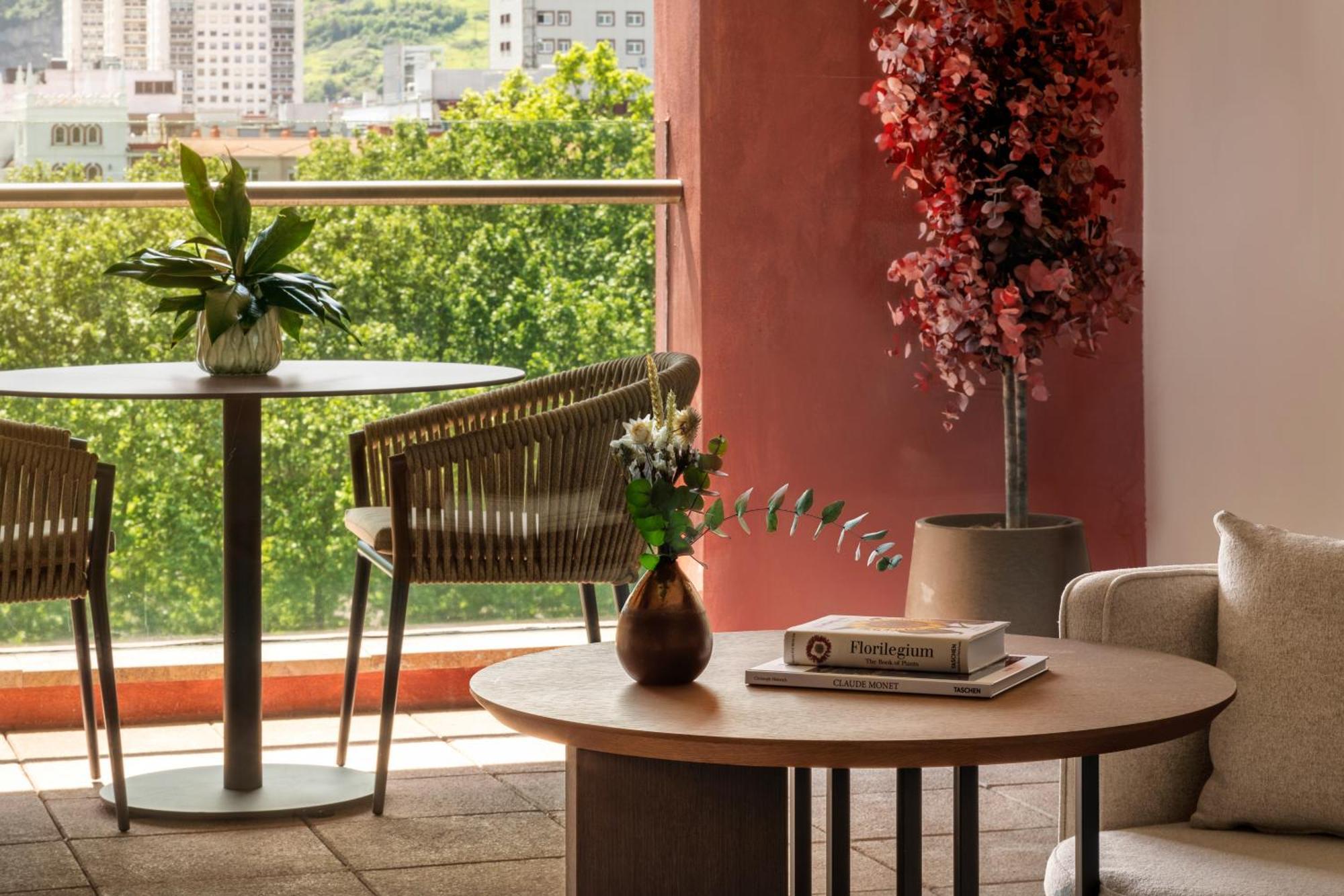 Hotel Meliá Bilbao Esterno foto A balcony at the hotel