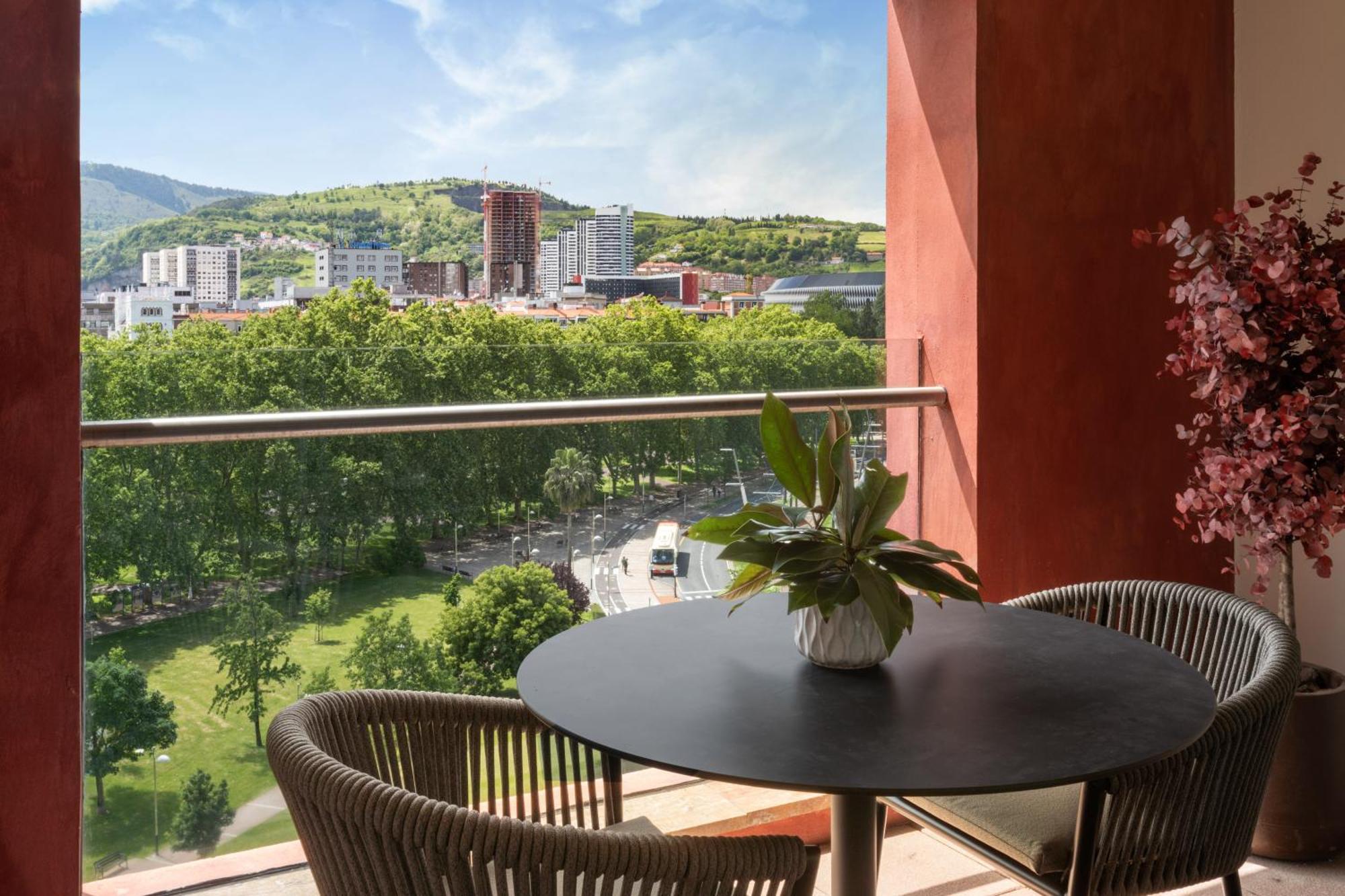 Hotel Meliá Bilbao Esterno foto The view from the balcony of a typical apartment