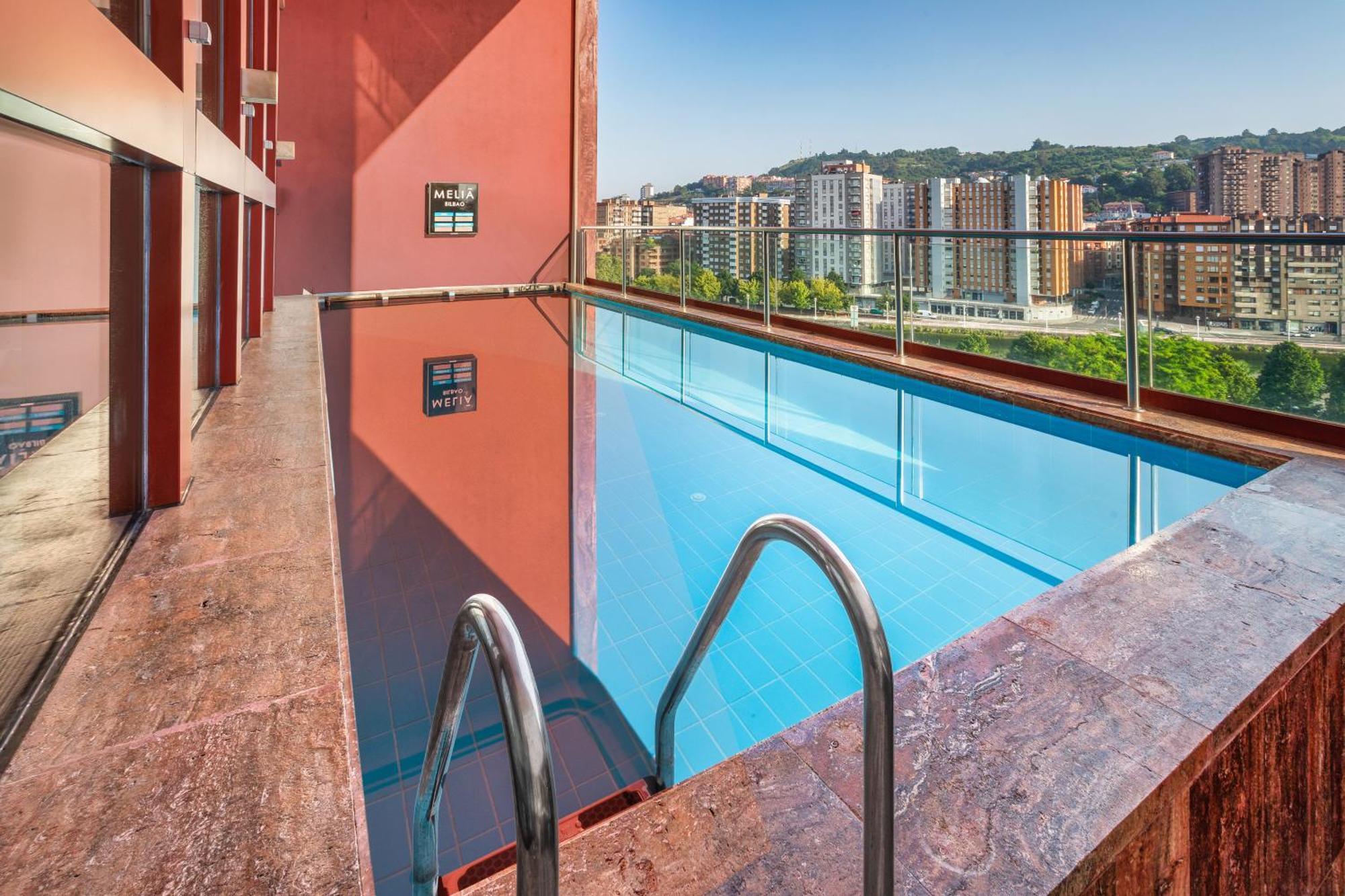 Hotel Meliá Bilbao Esterno foto The swimming pool